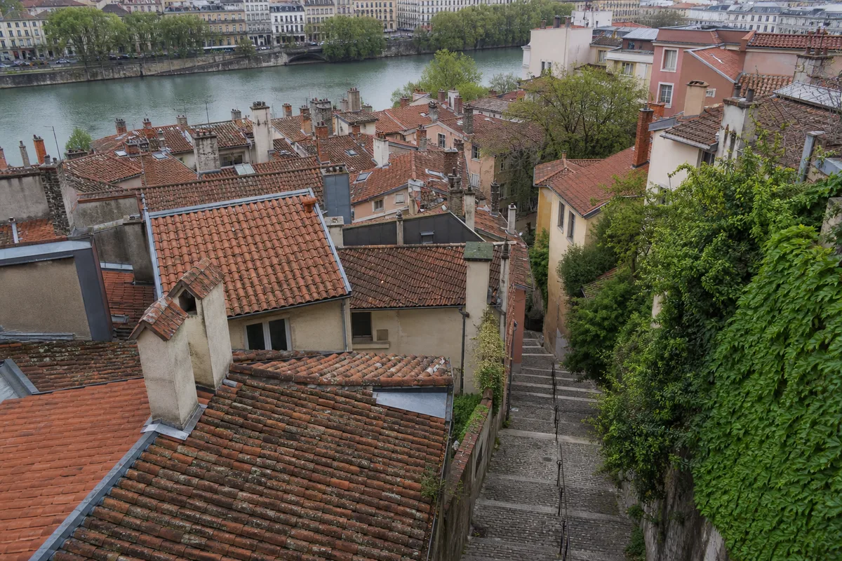 Vue des toits en tuile canal d&rsquo;une maison ancienne sur les coteaux de Saône à Caluire-et-Cuire sous une lumière claire