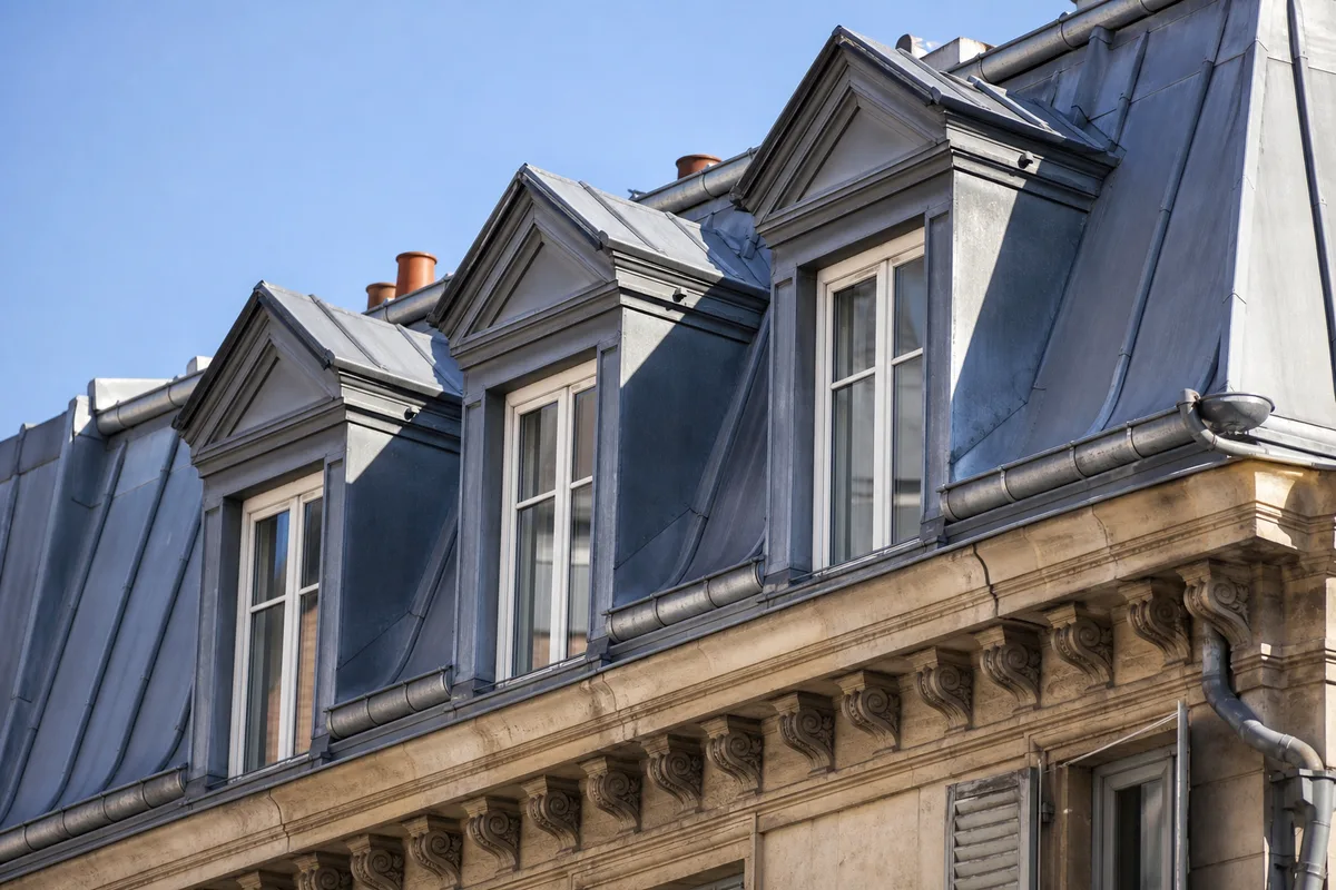Toits en tuiles et zinc du centre de Lyon avec immeubles haussmanniens vus depuis les hauteurs