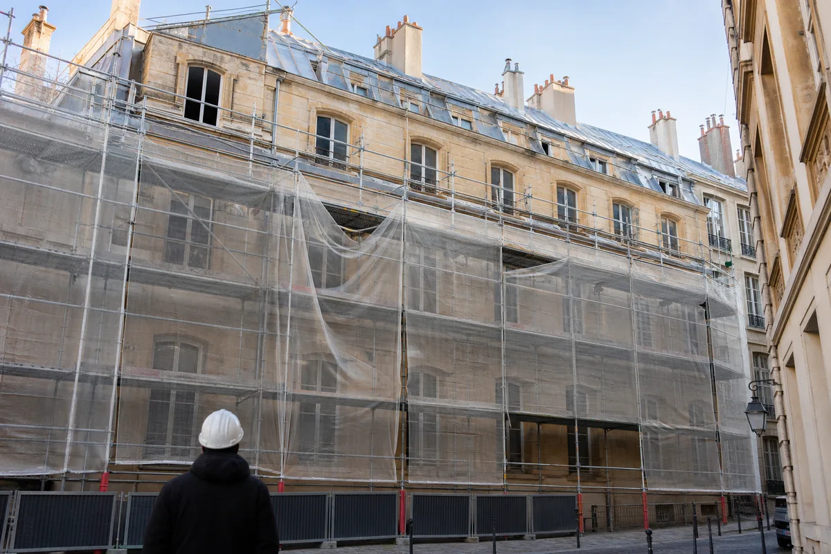 Échafaudage monté sur la façade d&rsquo;un immeuble ancien lyonnais pour un chantier de couverture